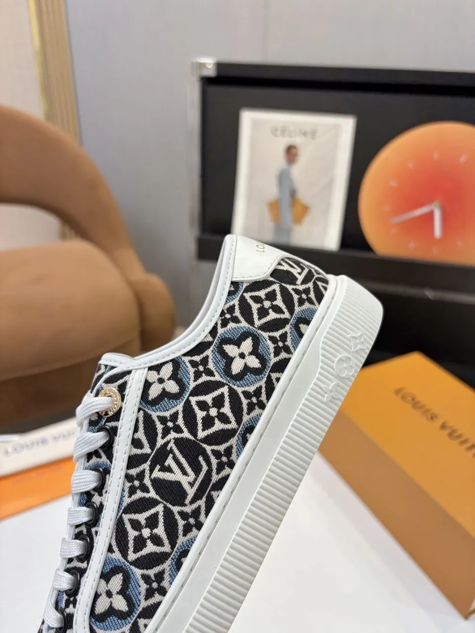 p580🐮🐮 LV couple skate shoes｜Classic jacquard, the ultimate code for a sweet outing! 👫** This pair of shoes is Louis Vuitton's love letter to fashionistas💌 - **classic presbyopic skate shoes**, the perfect choice for couples to go out on the street!  🔸 **Luxury details are a must-have**: Jacquard fabric  🔸 **So comfortable that you don’t want to take it off**: The sheepskin lining is skin-friendly and breathable, warm in autumn and winter without stuffing your feet, refreshing in spring and summer without being sticky, and you can wear it with a high-end feel in all seasons!  🔸 **Steady sense of security**: Non-slip rubber outsole, perfect grip, accompanying you through romantic streets.  **💑 Couple outfit inspiration**: ▪️ For boys, pair with leggings + baseball cap for a trendy street look!  ▪️ Girls can wear short skirts or shark pants, and the sweet and cool style is easy to choose~ **#Louis Vuitton #couple shoes #presbyopia classic** **👉 Click to collect and become the most fashionable CP in the circle of friends with him! ** Fabric: Imported cowhide/classic jacquard fabric Lining: Sheepskin lining Sole: Original rubber sole Size: Women’s size 35-42 (40/41/42 customized) Men’s size 39-45 (39.45 customized)